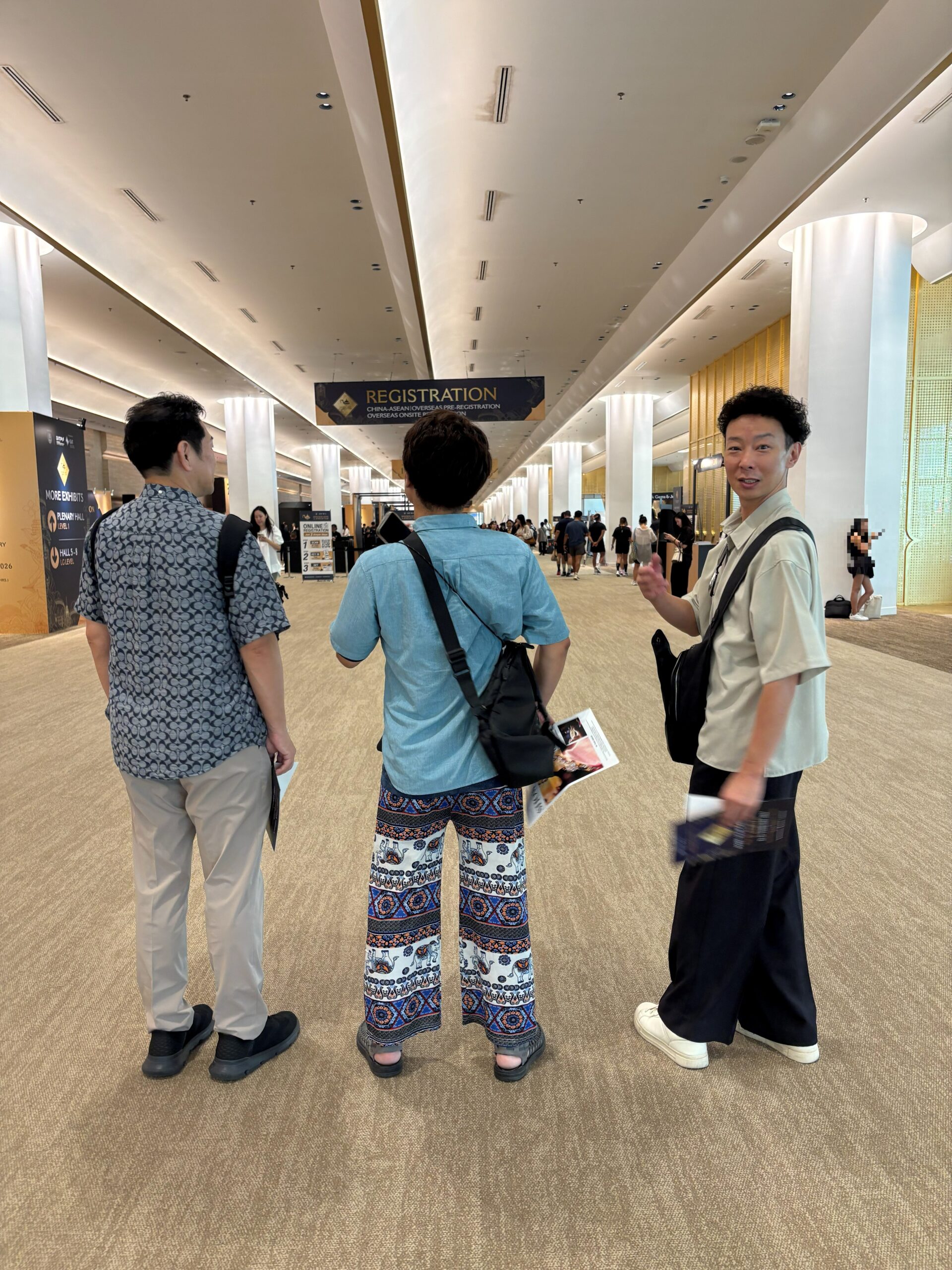 展示会場の受付付近で立ち話をする様子