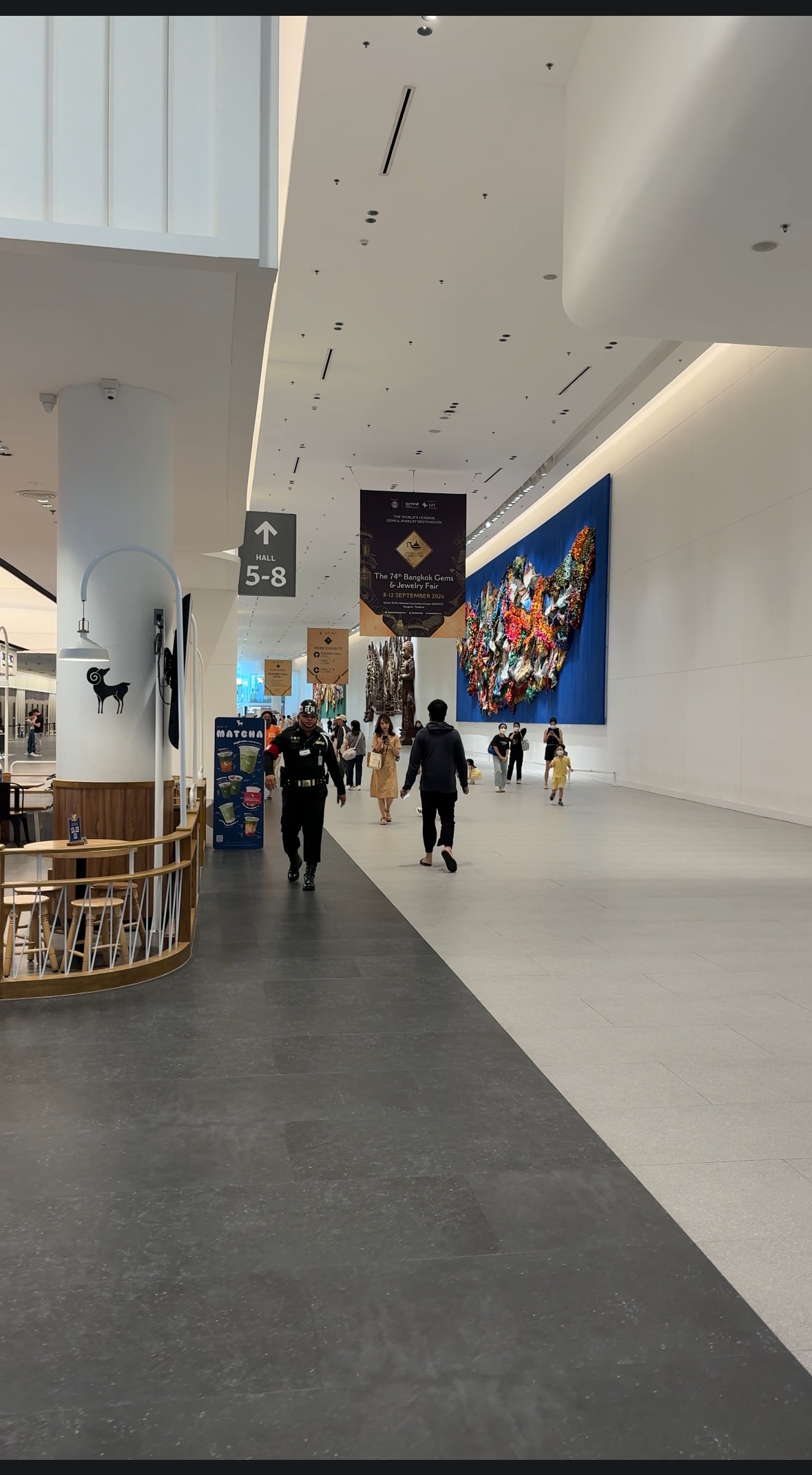 Hall 5-8案内板のあるモール内通路