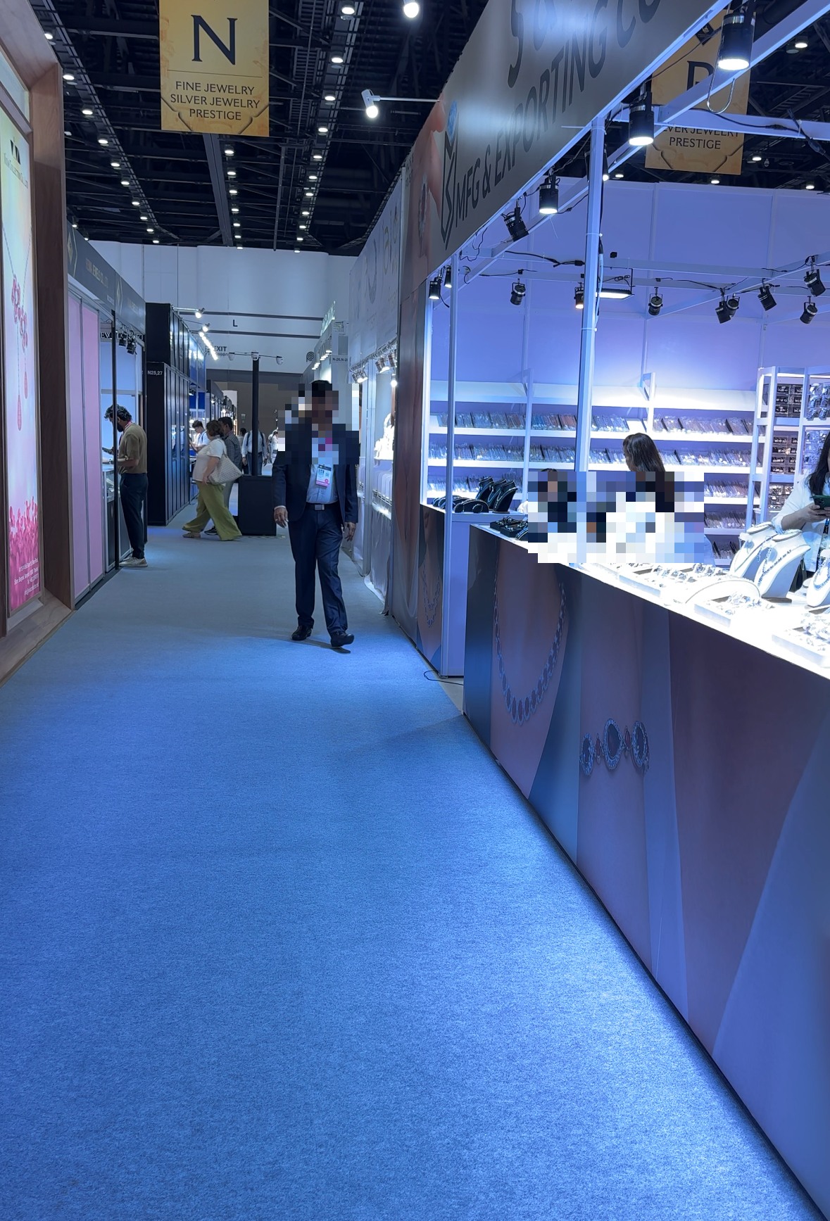 ジュエリーブースが並ぶ展示会場内の通路