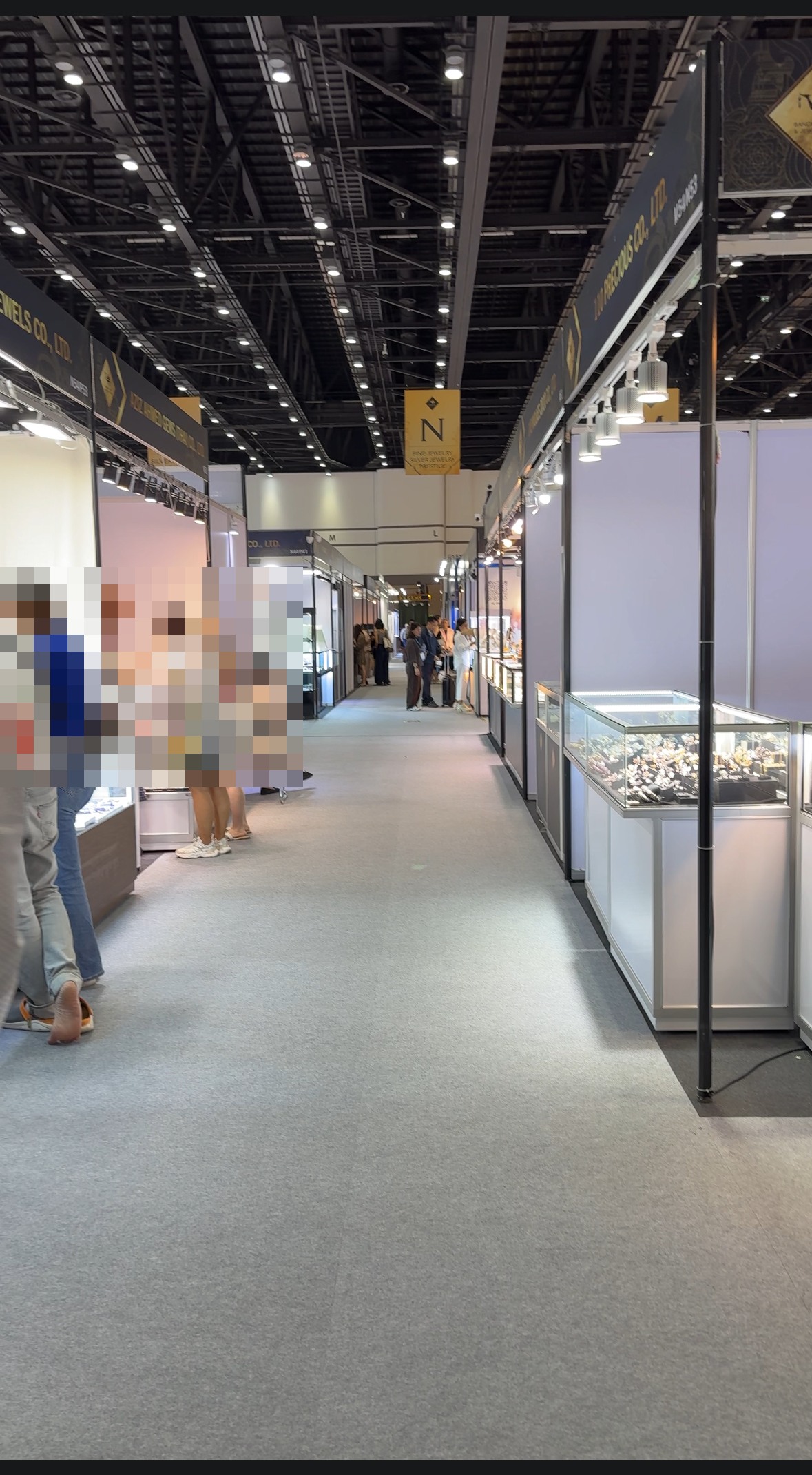 来場者で賑わう展示会場内の通路