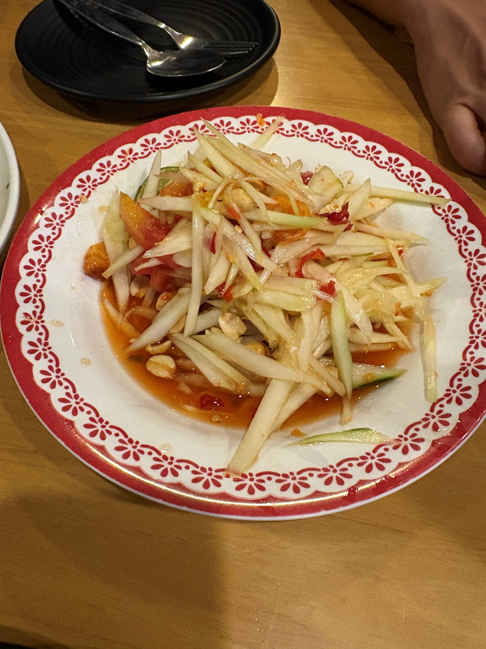 イサーン料理の青パパイヤサラダ（ソムタム）