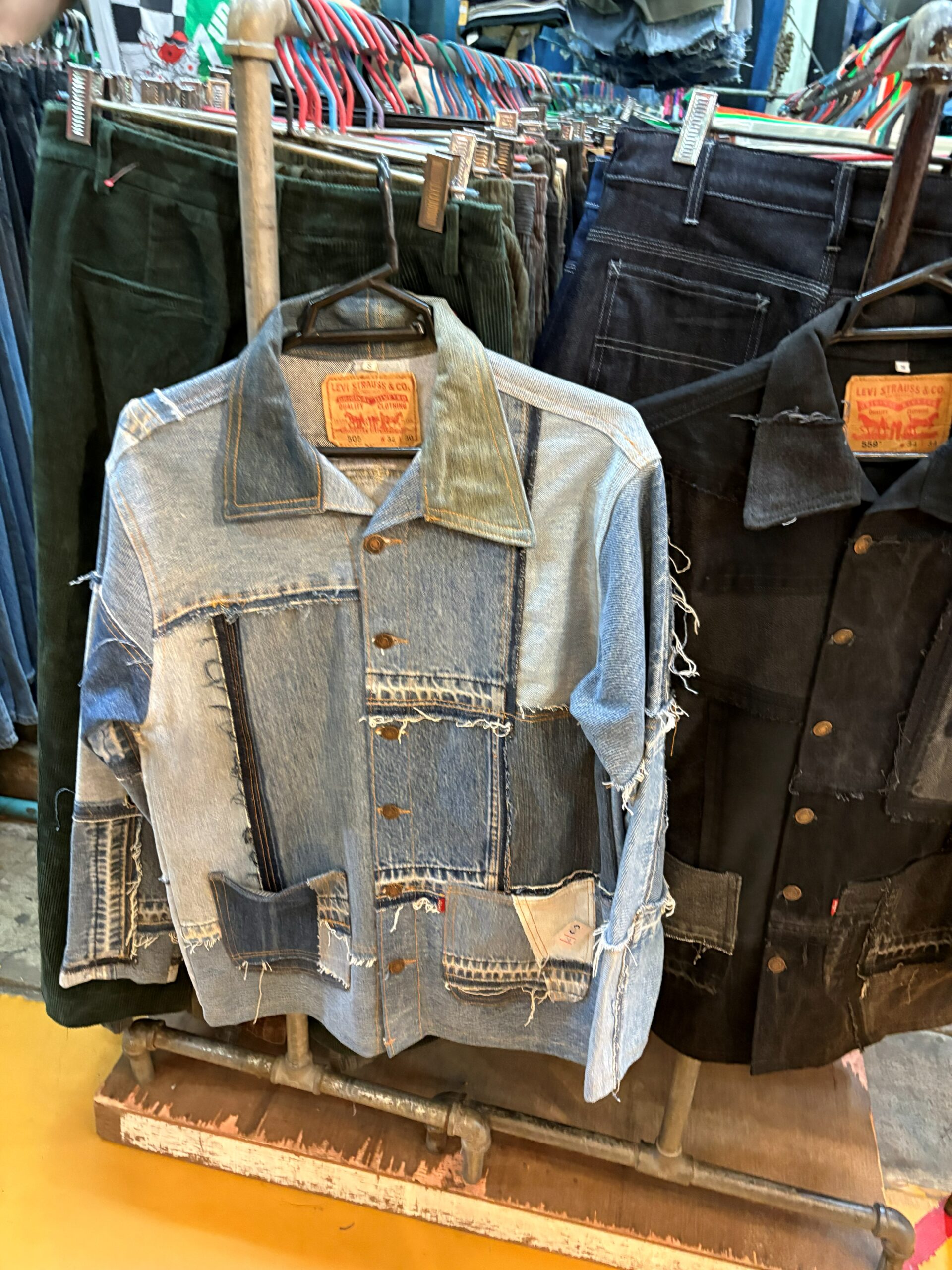古着・リメイクのデニムジャケットが並ぶ店内のラック
