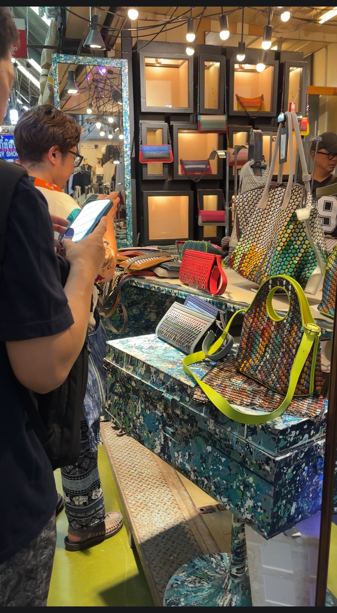 カラフルなデザイナーズバッグが並ぶ店頭のディスプレイ