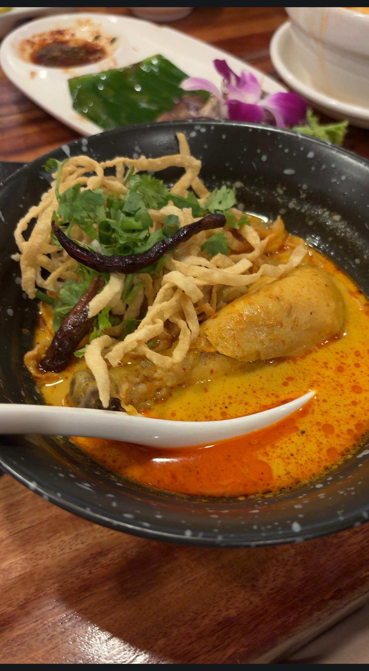 カオソーイ（カレー麺）に添えられた揚げ麺とパクチー