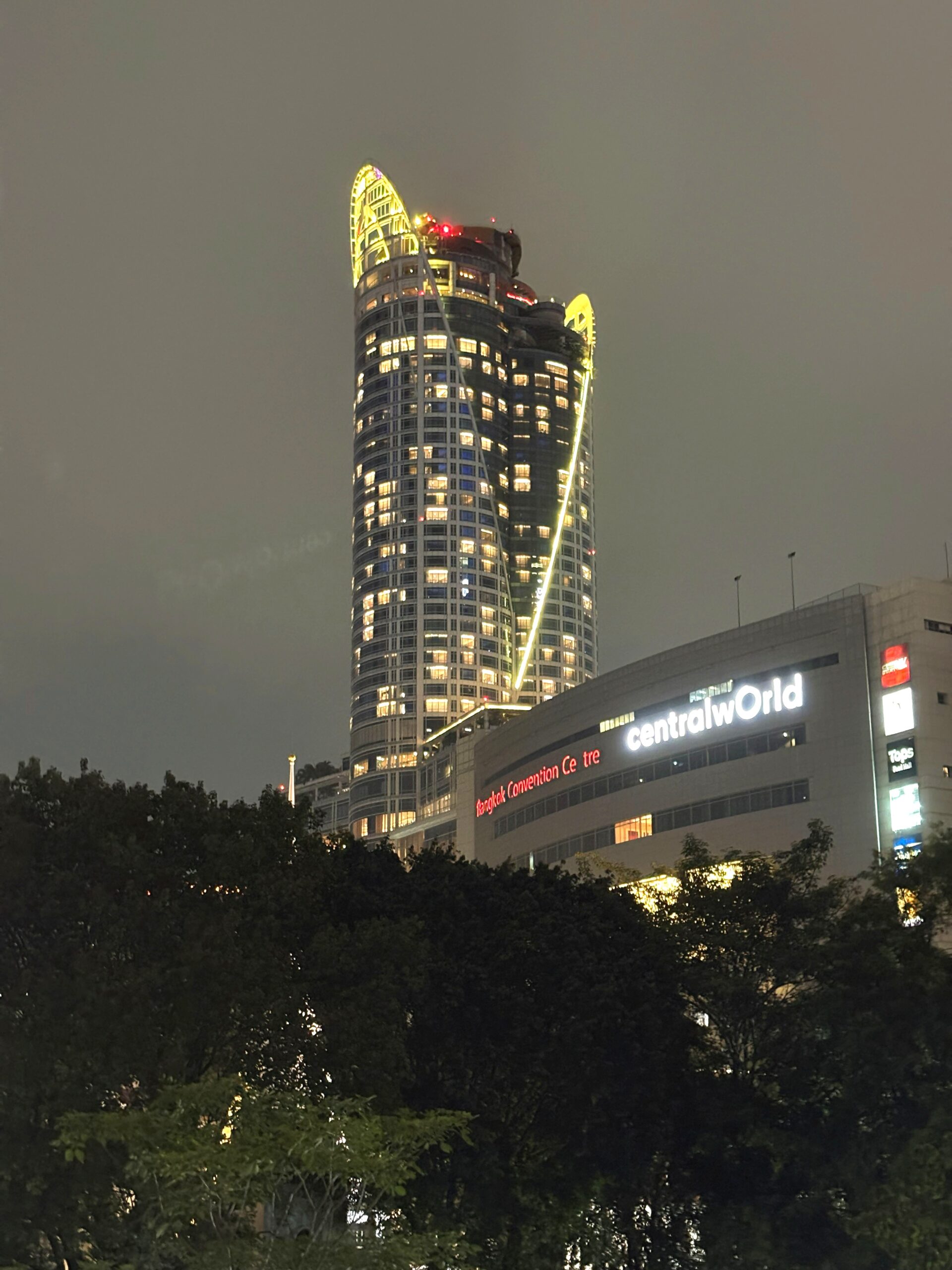 夜のCentralWorldとバンコク・コンベンションセンターの外観