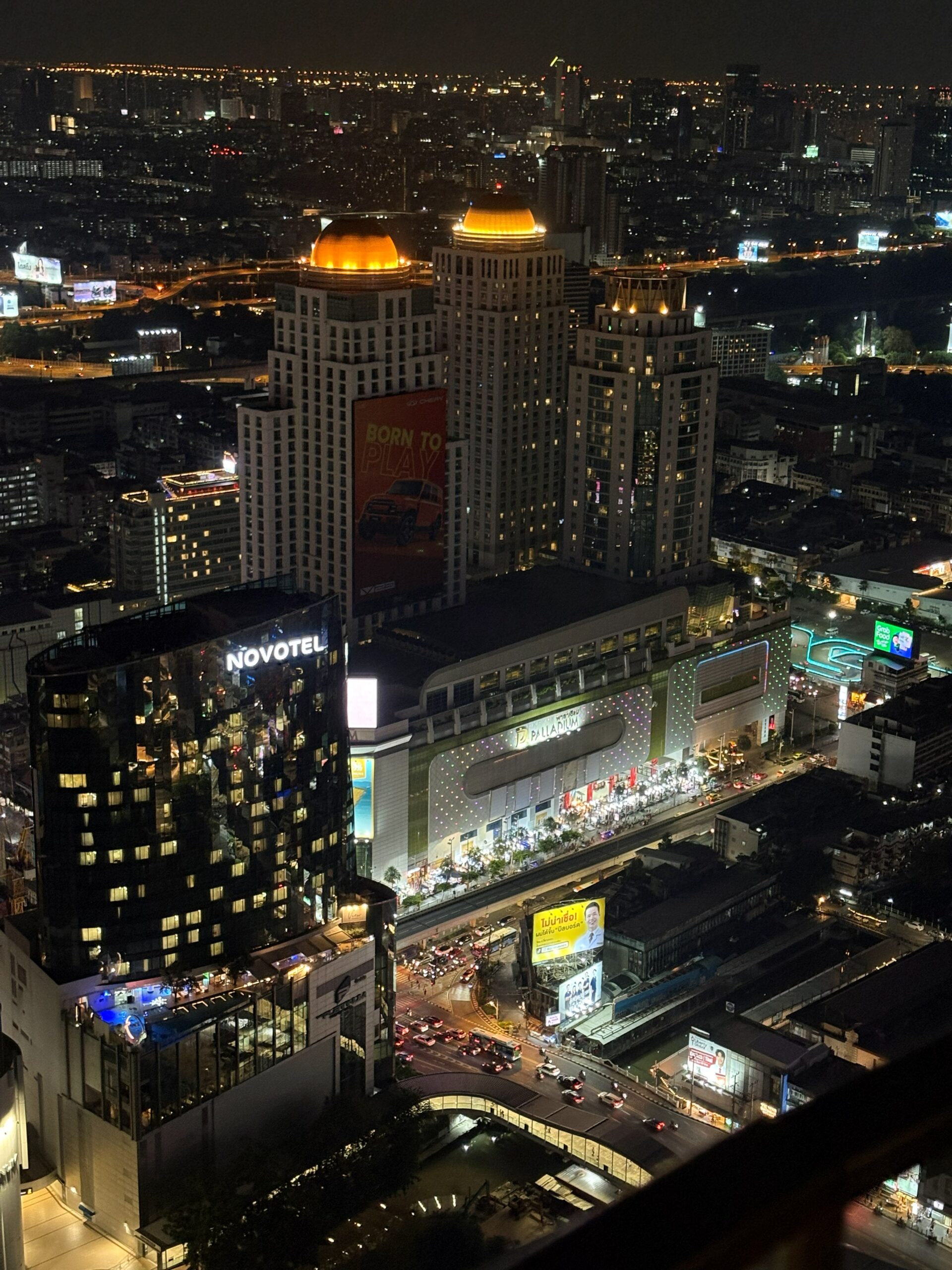夜のバンコク市街、Novotelとパラディアム周辺の街並み